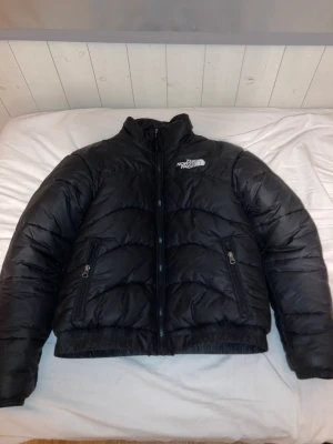 North face puffer - Svart the north face puffer, skick 9/10. Säljs bara då den är för liten för mig. Nypris ligger på drygt 3000 kr. 