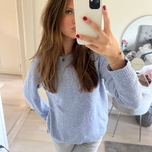 Stickad tröja - Stickad blå tröja som tyvärr inte kommer till användning. Den är i storlek L men passar mig som vanligtvis har S