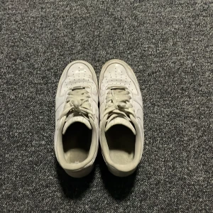 Nike Air force 1 - Använda en hel del och ganska slitna. Några småfläckar finns, men de går att tvätta bort. Nypris ca 1400 kr.