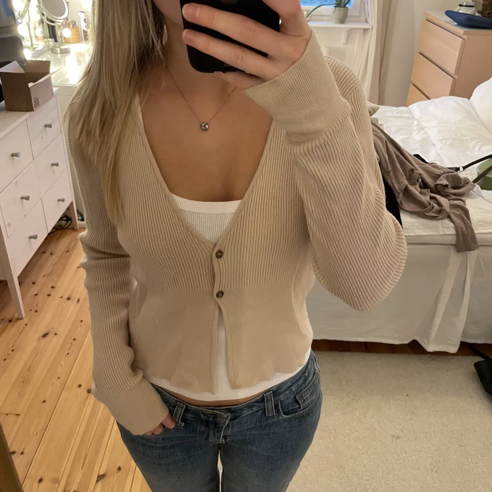 Så söt ribbad beige kofta från zara!🤎 Den är sällan använd så i väldigt bra skick!  Jag säljer även liknande koftor/cardigans i marinblå, svart, beige och vit så kolla min profil!. Tröjor & Koftor.