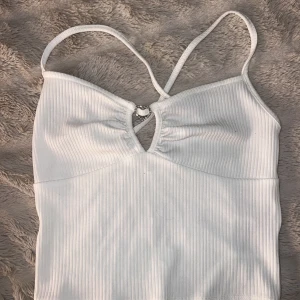 Linne - Jätte gulligt vitt linne med ett hjärta💕 Köpte linnet i Spanien för ett halvår sedan men har ej kommit till användning 💕 Det är använt max två gånger 💕💕 Priset kan diskuteras vid snabb affär 💕💕