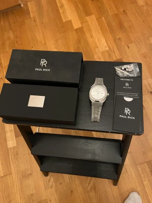 Paul Rich Frosted Apollo - https://paul-rich.eu/collections/frosted-signature/products/frosted-apollos-silver?variant=44075300323566&fbclid=IwAR15GUAo8CELtIkDEA0auo0lSFs-g8uaeJ5bHozqgxiADvmu718_aVnbrcw  Nyskick, använd ett fåtal gånger.