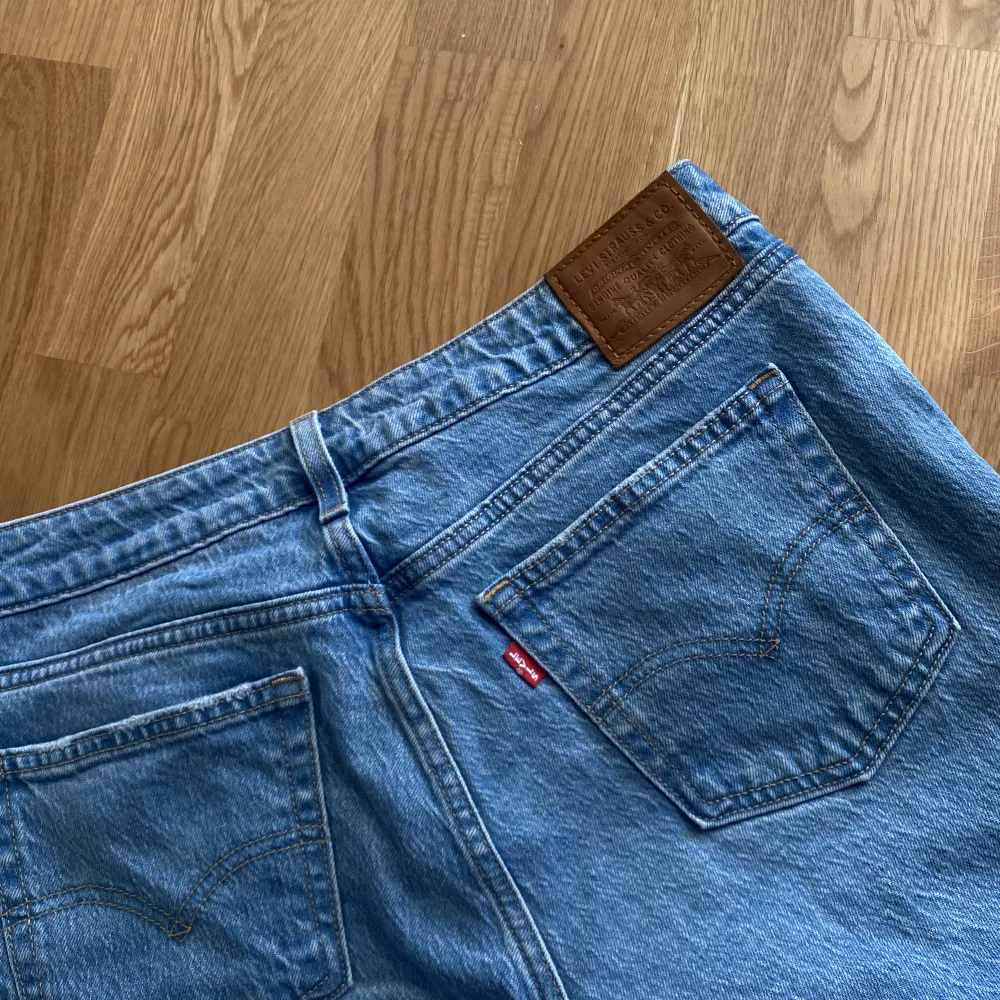 Blå Levis jeans som är lågmidjade men stora på mig! Skriv för fler bilder och frågor!🤍köpta för ca 600kr. Jeans & Byxor.