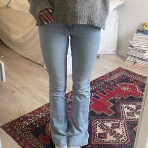 Lågmidjade bootcut jeans från Gina Tricot i storlek 32, säljer då de sitter mid-waist på mig! Använda en gång i våras, nypris 499kr!