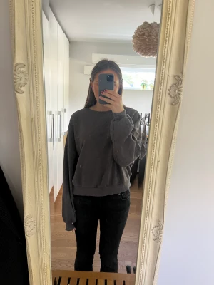Grå sweatshirt - Säljer denna mysiga grå sweatshirten på grund av att den helt enkelt inte kommer till användning längre. Säljer för 150 men pris kan diskuteras. Org pris: 300