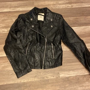 Cool skinnjacka (PU) strl. 158 - Super snygg skinnjacka (fejkskinn) i kort modell från H&M för ungdom, storlek 158.