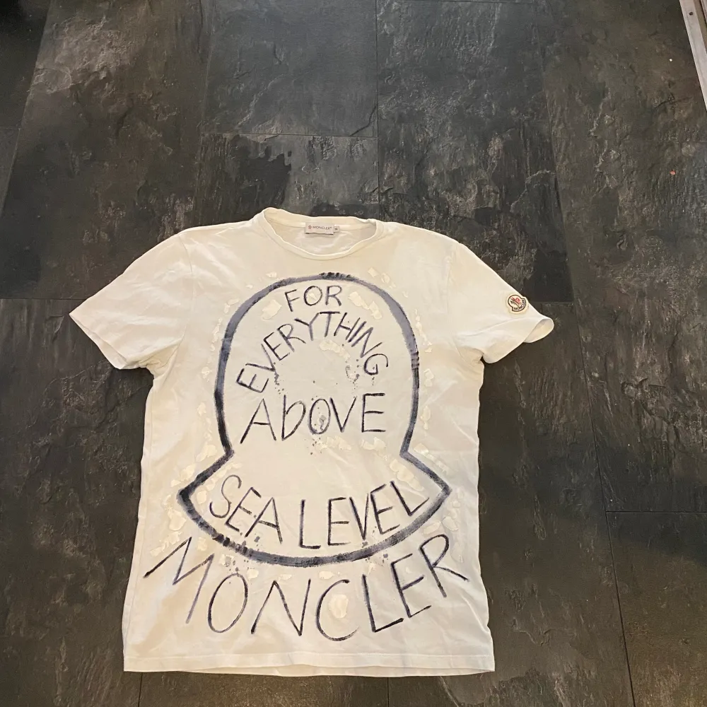 Moncler T-shirt  Cond: 8.5/10 Storlek: M . T-shirts.