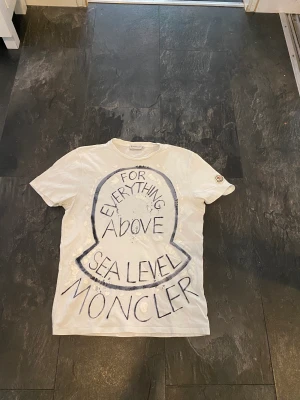 Moncler T-shirt  - Moncler T-shirt  Cond: 8.5/10 Storlek: M 