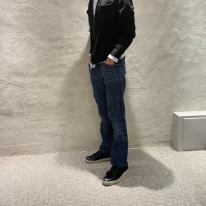 Levis jeans  - Hej! Säljer nu dessa otroligt populära Levis jeans. Superfint skick. W30 L34. Modellen är 184cm lång 68kg