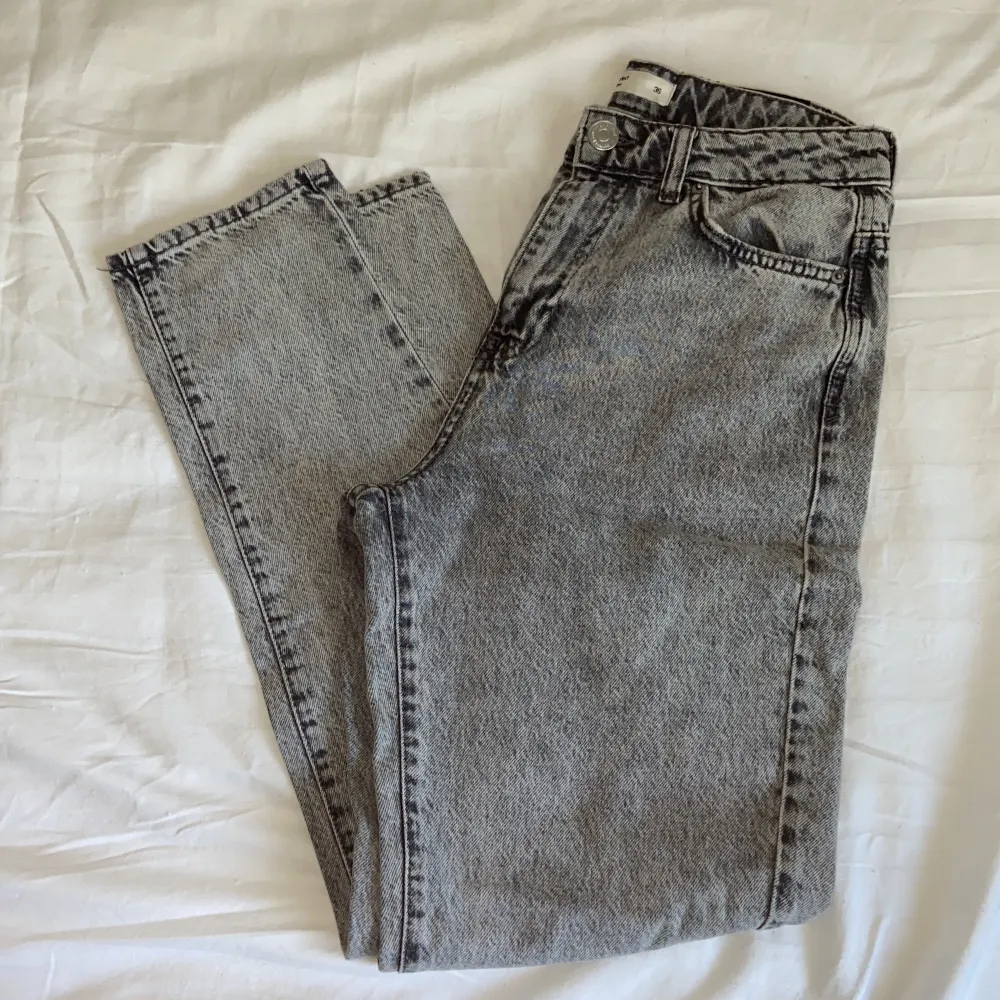 Gråa momjeans i fint skick🤍 storlek 36 o högmidjade :)) 250kr + frakt . Jeans & Byxor.