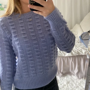 Stickad tröja - Stickad tröja i blålila färg från Lindex. Jag brukade ha någon topp under då den kan upplevas stickad/klia lite. Storlek M men passar mindre oxå💙