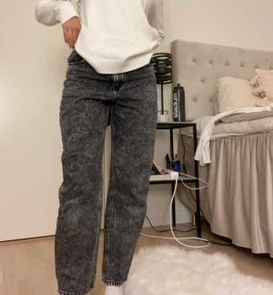 Raka/straight jeans  - Ett par svarta straight jeans från Lindex. Köpta för 500 och sälja för 149kr. Man kan spänna åt dem i midjan så därför passar dem både xs och s. Det finns inga fel på dem o kontakta mig för fler bilder💕