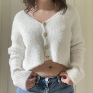 Jätte söt cardigan - Jätte mjuk och fluffig vit cardigan, knappt använd. V-ringad. 