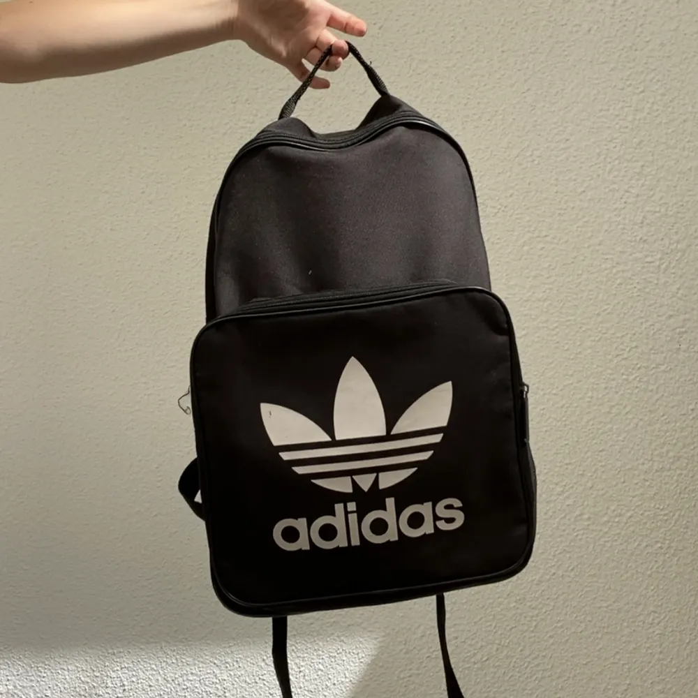 Adidas ryggsäck i bra skick. Skriv för fler bilder!. Väskor.