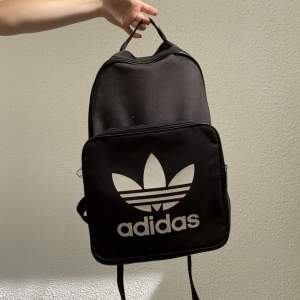 Adidas ryggsäck i bra skick. Skriv för fler bilder!