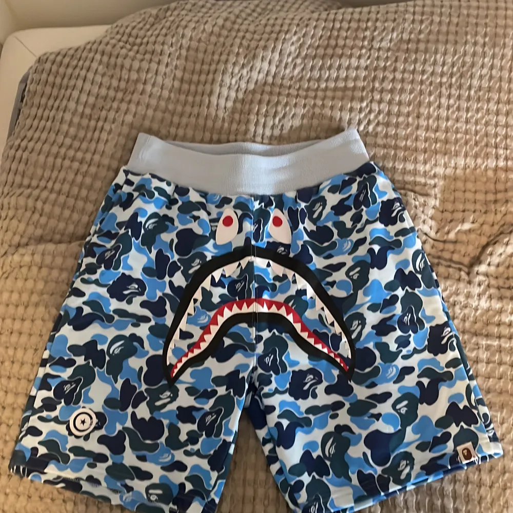 Säljer min Bape shorts eftersom att jag har slutat andvända dom.  påse till shortsen följs med Storleken på shortsen är XL men dom passar som Large . Shorts.