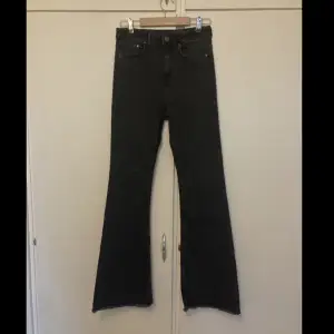 Svarta utsvängda jeans från H&M. Storlek 36