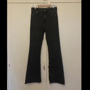 Flare jeans - Svarta utsvängda jeans från H&M. Storlek 36