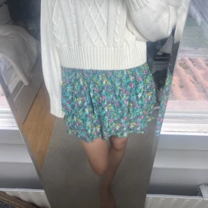 Somrig volangkjol  - Säljer denna gulliga och luftiga kjol i stl xs/s från hm. Fint skick. Köparen står för frakten💚🩷