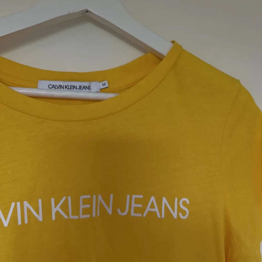T-shirt från Calvin Klein i strl M💛. T-shirts.