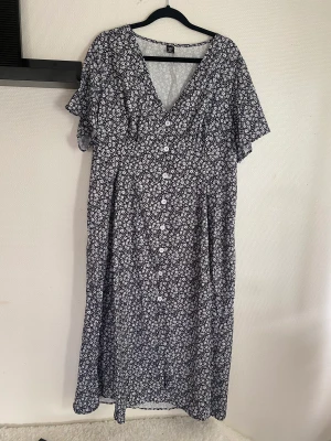 Oanvänd klänning  - Denna söta klänning är köpt på SHEIN och aldrig använd. Luftigt och skönt material i storlek 0XL. Pris: 50kr