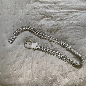 Skärp/bälte y2k - Supersnyggt vitt och silverfärgat bälte/skärp. Kommer inte till användning hos mig tyvärr. 104cm långt men går att spänna hur långt som man vill. 