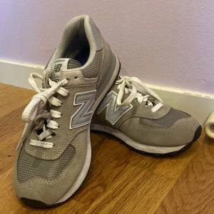 Skor - Säljer mina new balance på grund av att dom är i fel storlek för mig. Super snygga och i stort sett helt oanvända. Endast provade.❤️‍🔥