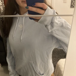 Hoodie - Blå hoodie från Monki, kontakta för fler frågor!