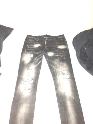 Dsquared2 Jeans - Dsquared jeans jag haft ett tag skick 10/10 inget slitage på dem alls