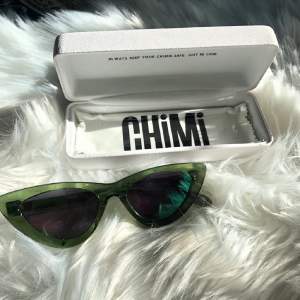 Säljer dessa super fina aldrig använda Chimi solglasögonen. Modellen #006 i färgen clear green, med orginalförpackningen.❤️