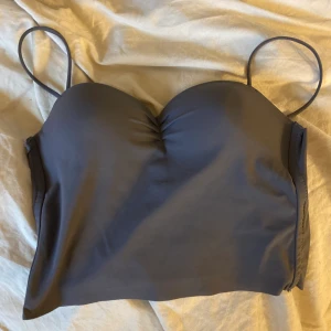 Grå topp - Grå topp i samma material som ”seamless”. Verkligen jättefin på.