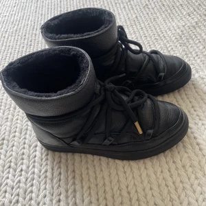 Inuikiis - Nypris 3099kr men säljer nu för 1300. Priset går att diskutera vid snabb affär. Defekter: en liten fläck på ena skon men inget man tänker på, syns inget när man impregnerat. Saknas en guld detalj på ena snöret. 