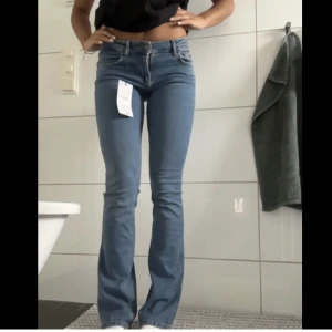 The low Rise slim bootcut - (Lånad bild) Säljer dessa jeans från zara, the low Rise Slim Bootcut som är helt slutsålda. Säljer då för att jeansen inte kommer till användning och är i jätte fint skick  🫶🏻🫶🏻 