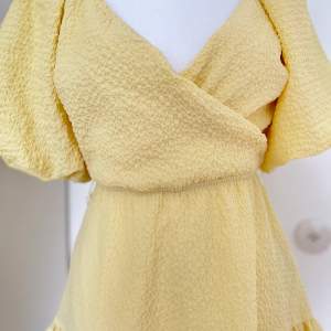 Så fin gul klänning, använd endast två gånger men är tvättad och ren. Festklänning.