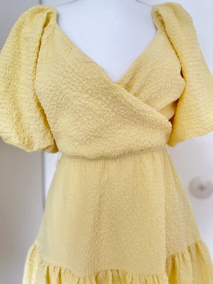 Gul klänning med ”bälte” - Så fin gul klänning, använd endast två gånger men är tvättad och ren. Festklänning.