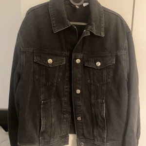Svart jeans jacka - Ordinarie pris 399kr, pris kan även diskuteras. Jeans jacka med knappar. Har slit på ärmar (kan knäppas också). Storlek S.