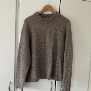 Stickad tröja från hm i alpacka ull - Vill kolla intresset. Strl M. Köpt för 500. Endast använd fåtal gånger. 