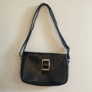 Handväaka - Handväska/axelväska i perfekt skick! Köp sker via ”köp nu”🙌🏻