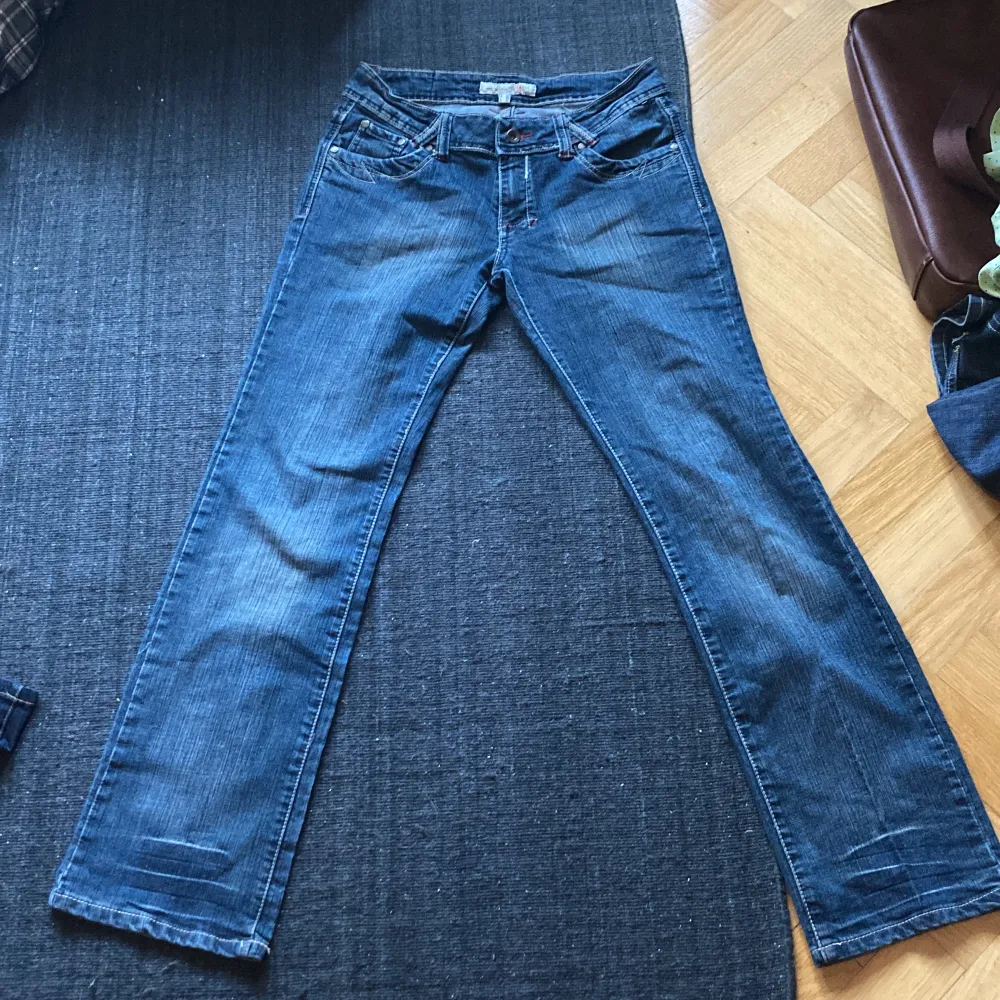 Lågmidjade och utsvängda jeans.  Har tyvärr växt ur dem och måste sälja. Är ca 170-171 lång och de är perfekt långa. . Jeans & Byxor.