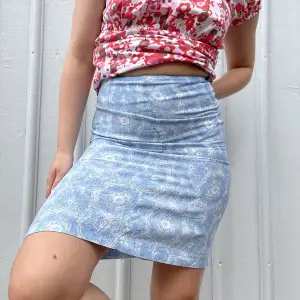 Mönstrad kjol från 90/00-talet. Barnstorlek men passar strl XS. Se även mina andra annonser, 3 för 2 på allt! 💫