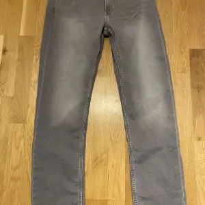 Jätte fina jeans som är i perfekt skick de har aldrig använts 