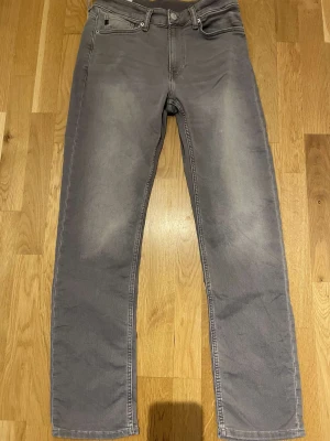 Fina jeans från hm  - Jätte fina jeans som är i perfekt skick de har aldrig använts 