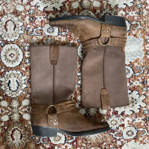 Cowboyboots - Vintage cowboyboots i äkta läder. Så snygga😍. Man ser på lädret att de är använda men tycker bara det är snyggt. Fortfarande fint skick. 🥰❤️⭐️