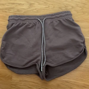 Bruna mjukisshorts  - Ganska tunna. Inte använda så mycket.