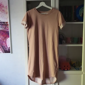 Fin vardagsklänning - En fin klänning som jag säljer för att jag inte använder den, fin gammelrosa färg i ett behagligt material, nyskick