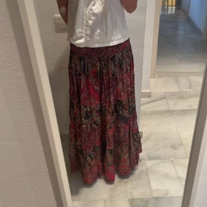 Lång kjol  - Världens snyggaste kjol! Säljer pga liknande! Såå himla najs och lång bara najs att ha på sommarmiddagar elr andra tillfällen. Köpt på en marknad i Spanien!🇪🇸🥰💖