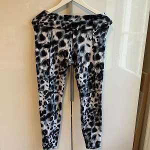Leopardmönstrade leggings  - Leggings med normal passform i storlek M. Knappt använda.
