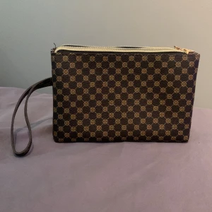 Väska - Den har 3 fickor eller vad man säger inte rörd