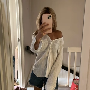 Linne skjorta - Säljer min jätte fina linne skjorta köpt på zara. Inga defekter hur som helst. Jätte snygg till sommar kvällar! Original pris är kring 200kr för fler frågor skriv🙌