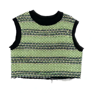 Stickad väst - Något croppad stickad väst, har använt med en croppad svart t-shirt under t.ex. Så mysig men använder inte längre så hoppas att den kan hitta ett nytt hem.